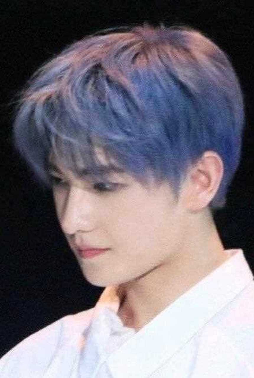 感受一下杨洋17年生日会的限定蓝发造型