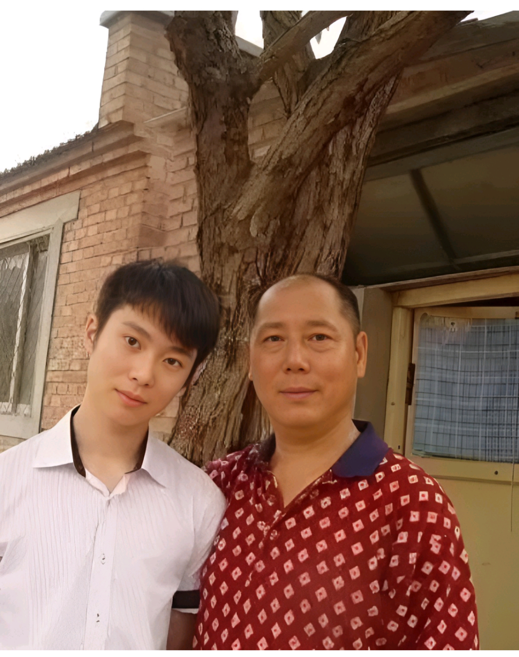 1993年,身价千万的李成儒离婚,儿子李大海和妻子搬进了只有18平米的小