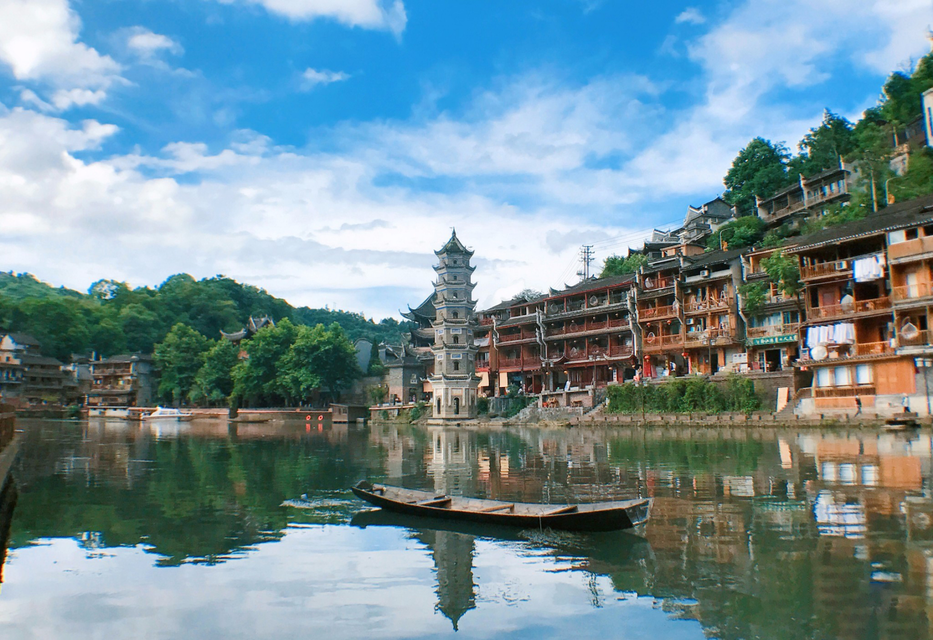 凤凰古城万名塔 97,位于沱江北岸,是一座高耸挺拔,六角形砖塔.