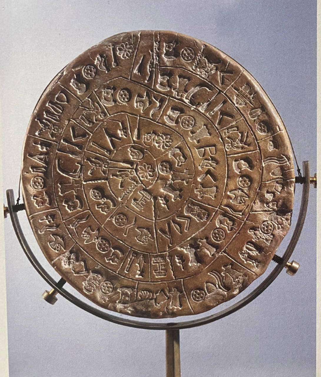 费斯托斯圆盘的两面考古学和密码学中最著名的谜团之一