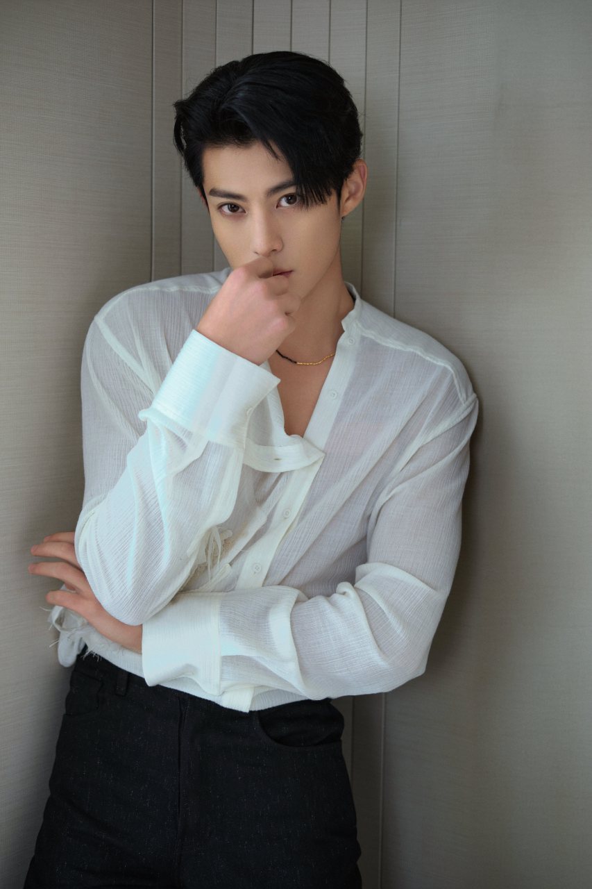 王鹤棣白色薄衫#  王鹤棣太厉害了,穿着白色薄衫在角落里也能拍出