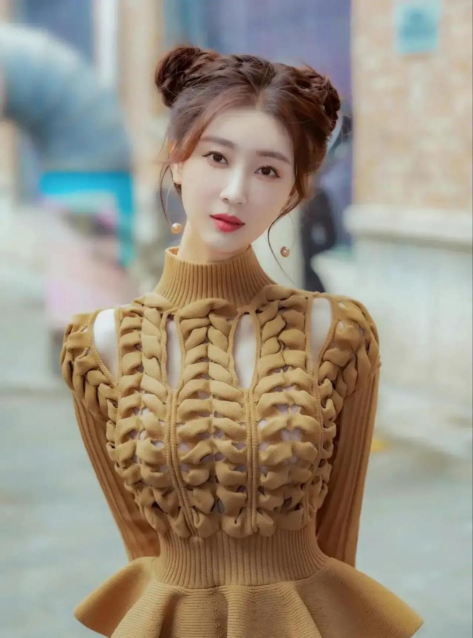 楚月(原名陈楚月),1992年2月11日出生于安徽省淮南市,中国内地女演员