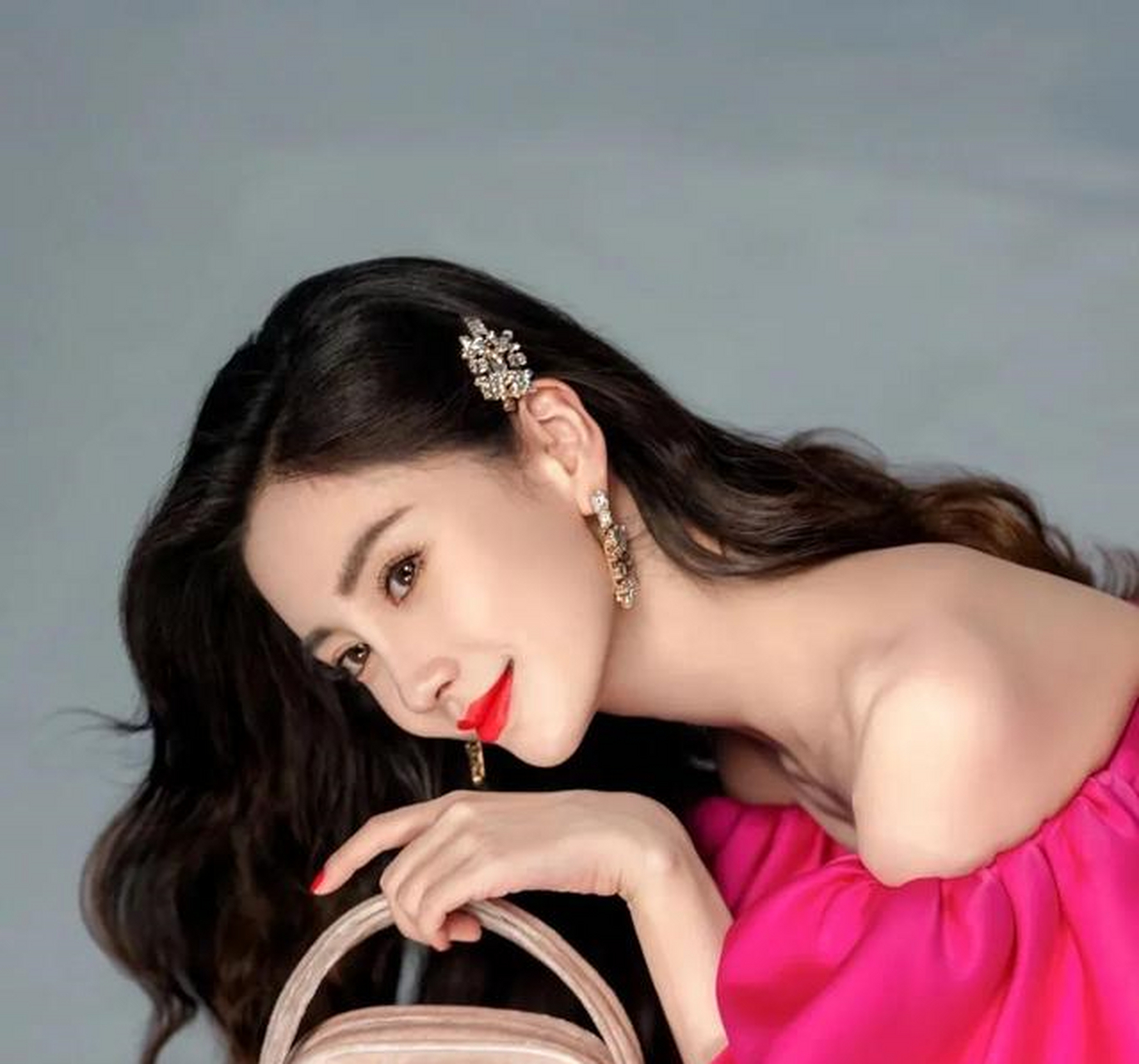 angelababy‖一袭金色丝缎礼服搭配珠宝项链,衬得人格外优雅高贵