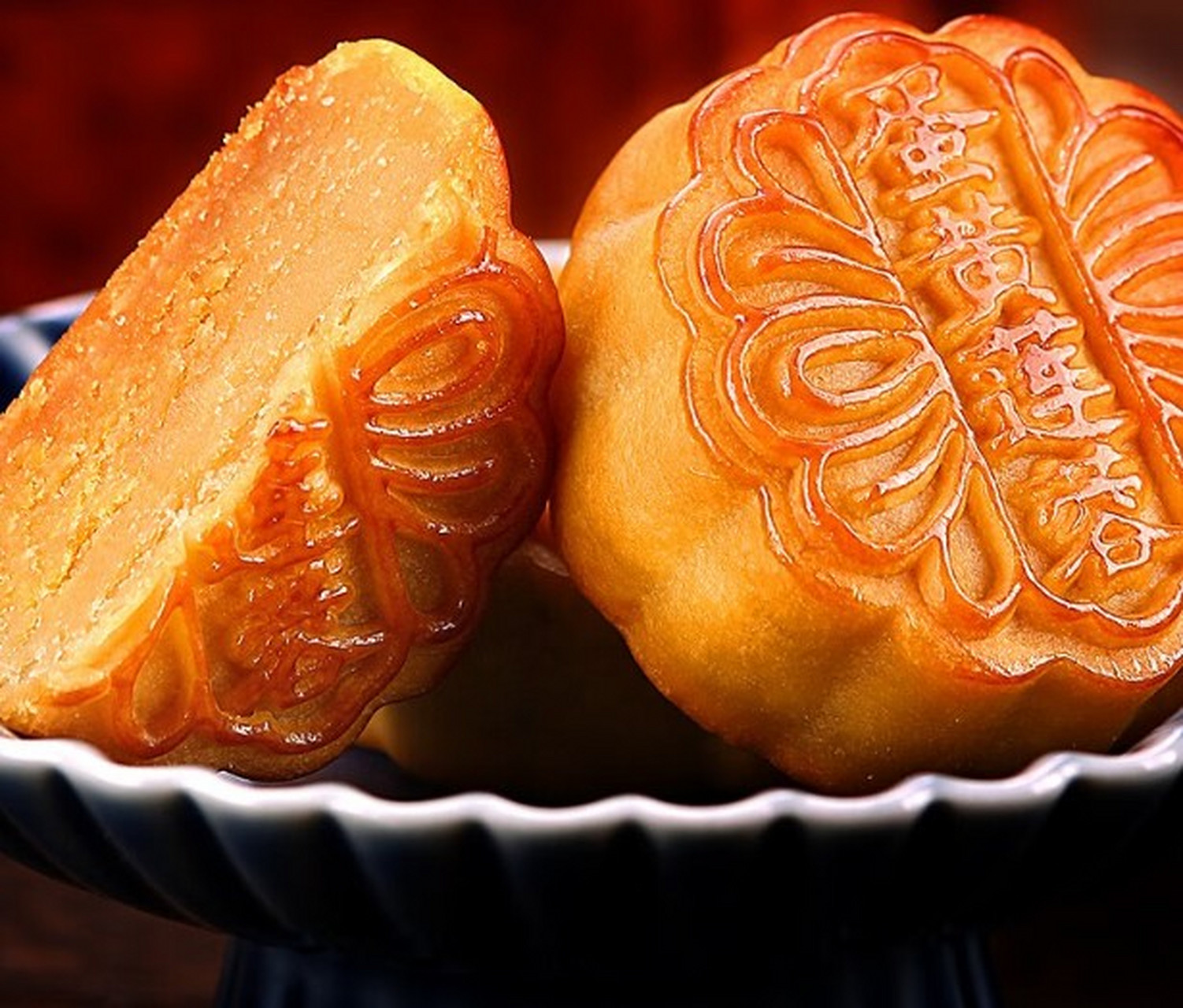 京式月饼是一种传统的中国月饼,其历史可以追溯到唐朝.它以其独特的口