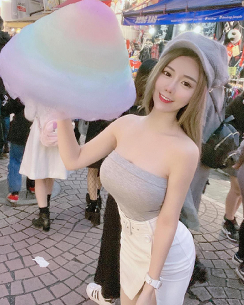 马来西亚的女网红,长相一般,身材出众.