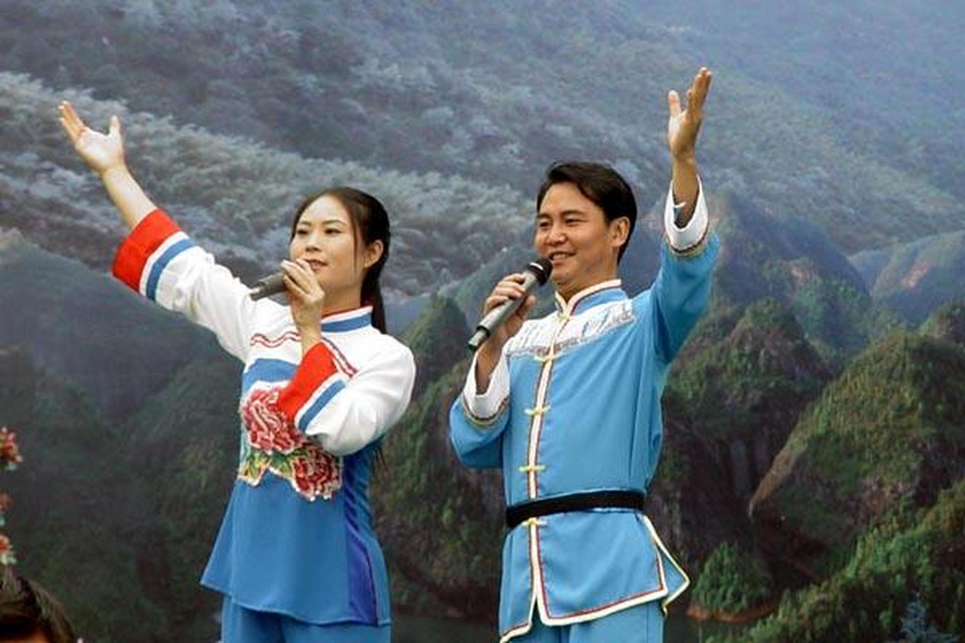 恩施五句子山歌的旋律高亢嘹亮,节奏自由悠长.