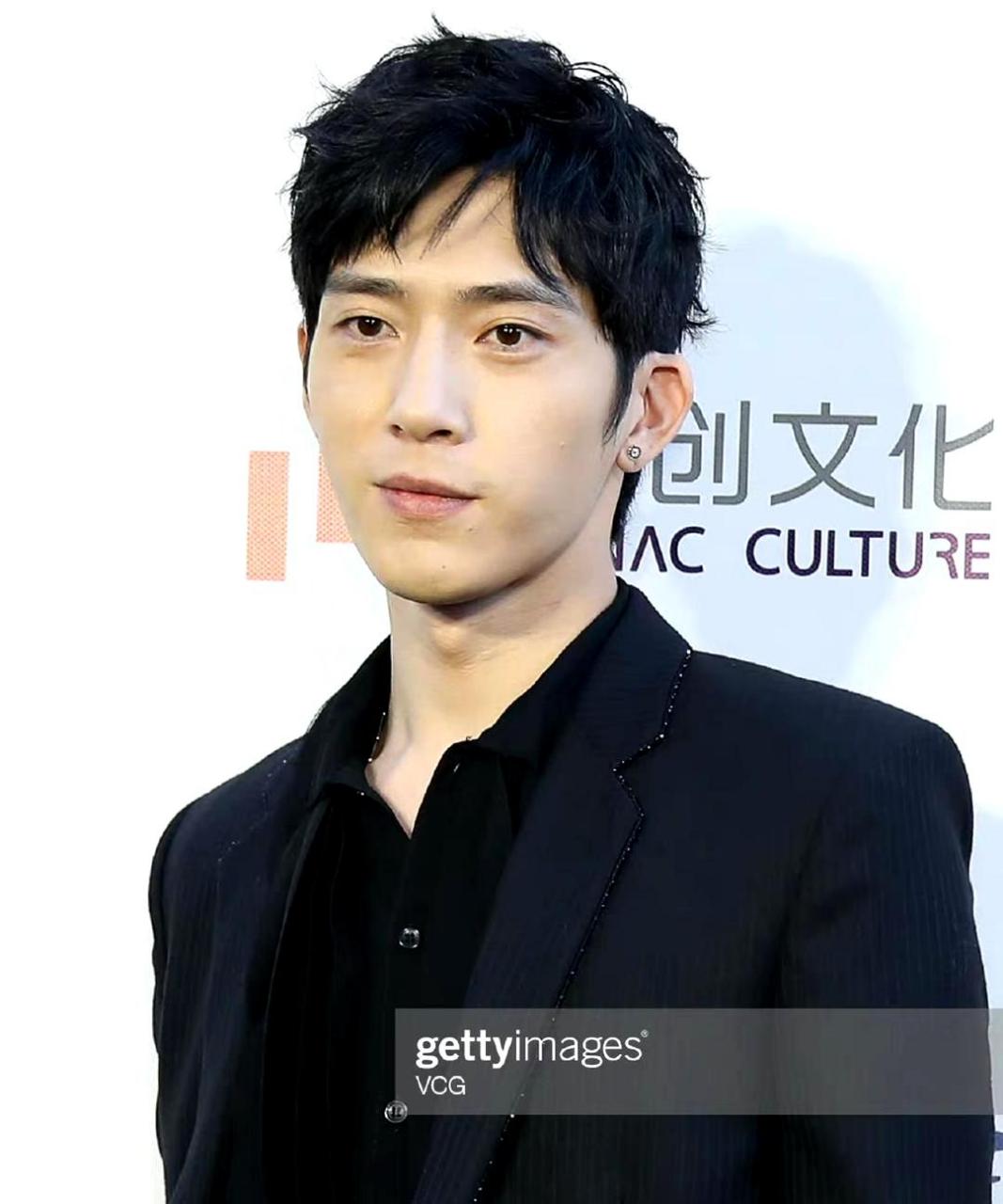 你相信吗?井柏然那么自然对称的双眼皮竟然是因为拍戏累出来的.