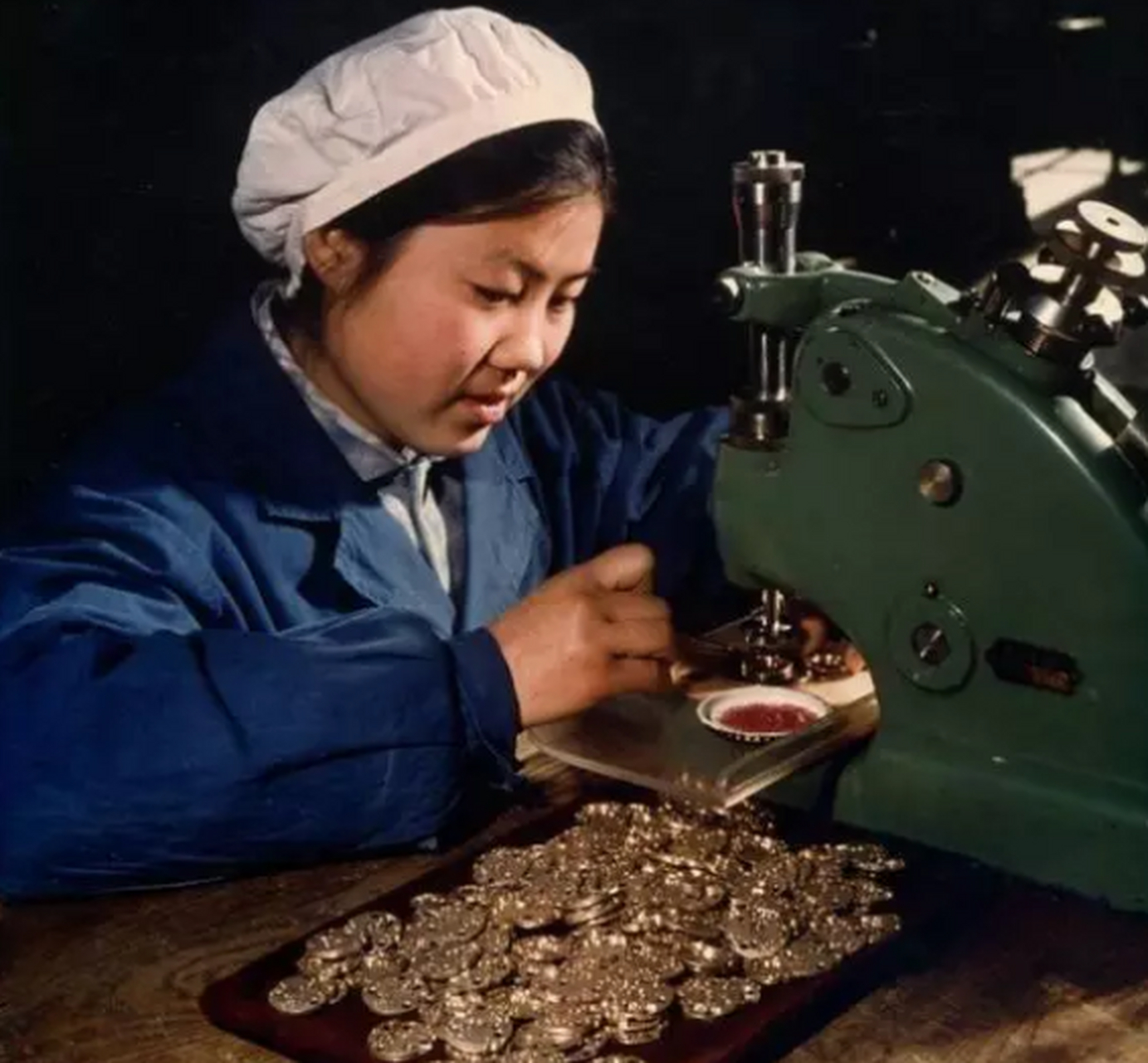上世纪80年代的女工,您知道她从事的是什么工作吗?