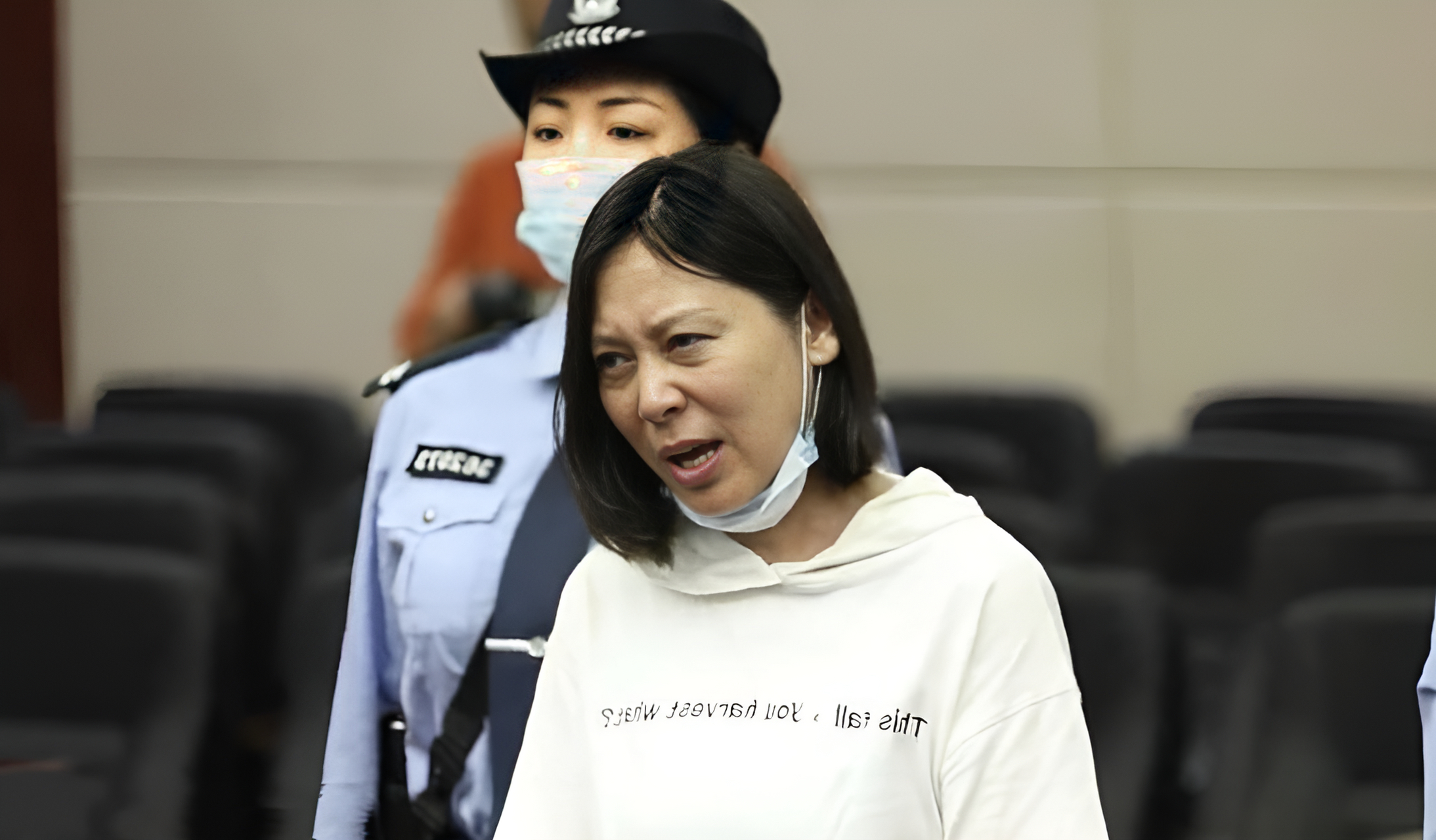 图为劳荣枝逃亡时,在画室留下的一张老照片,看图