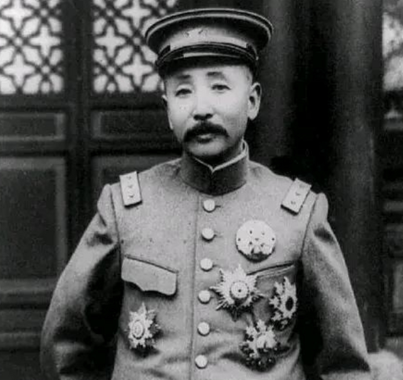 1907年,锦西土匪周恩波在他被砍头之前拍下了一张留影.