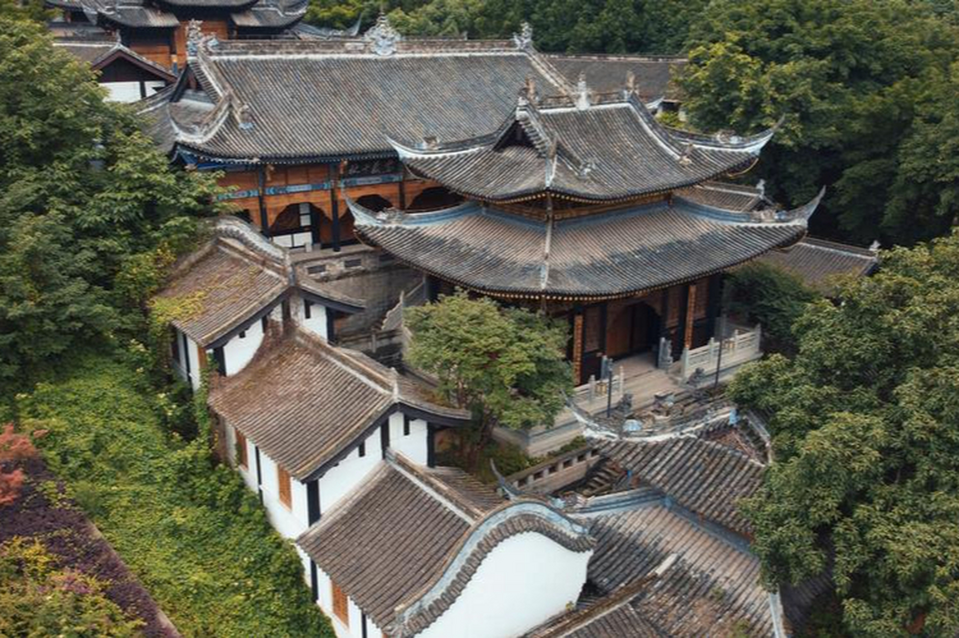 重庆关岳庙旅游攻略  位于重庆市渝中区较场口建设公寓的重庆关岳庙