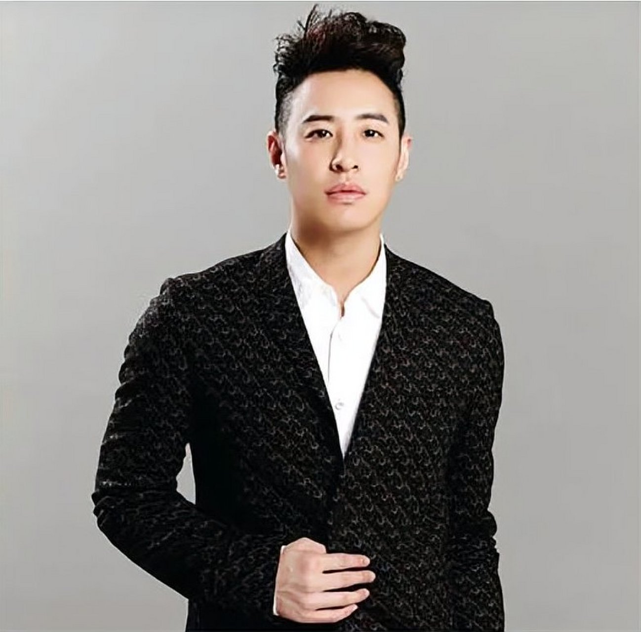 据台媒报道,潘玮柏与宣云明天将在巴厘岛补办婚礼,杨丞琳将出席.