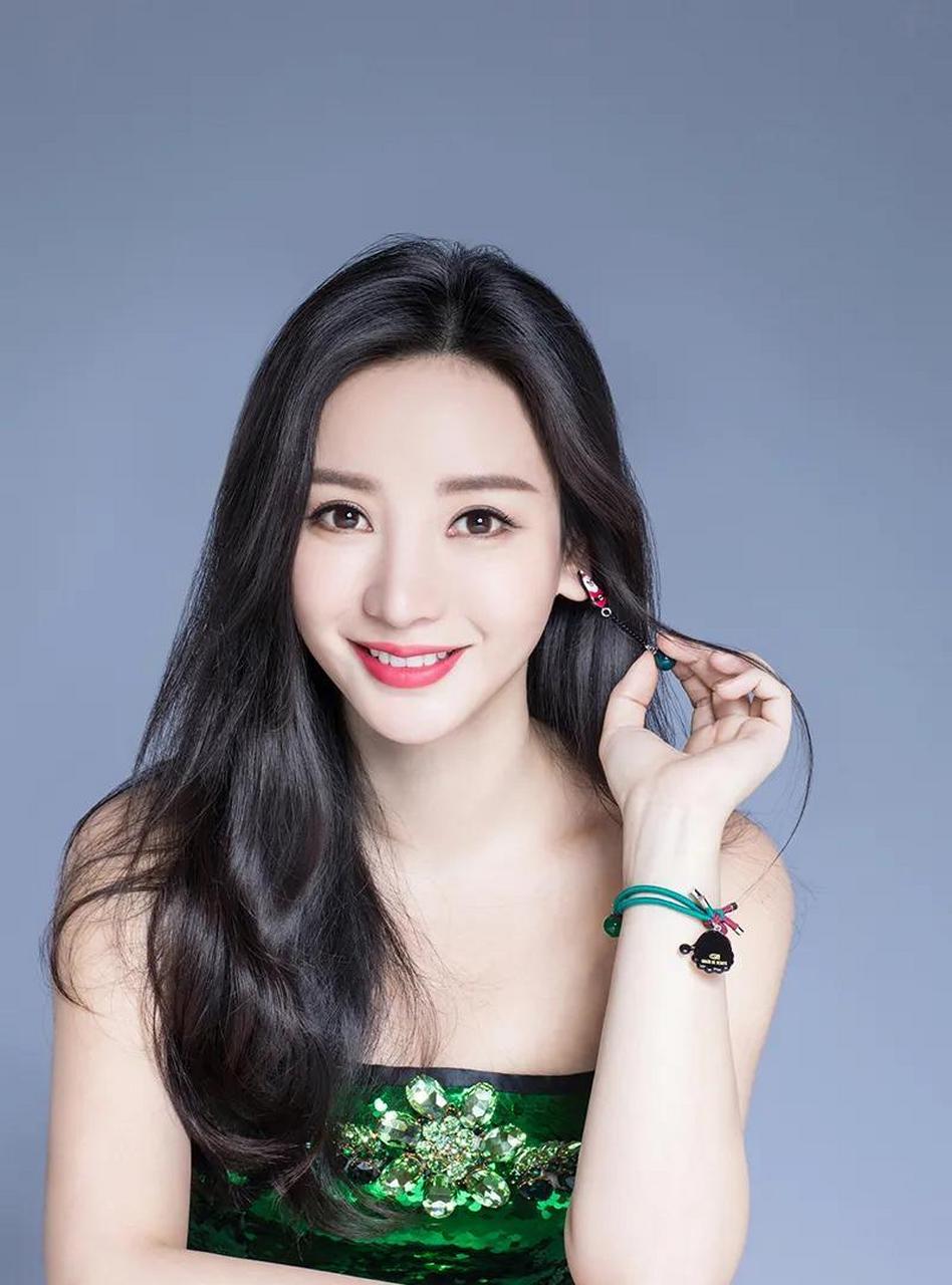 属于柳岩的精美艺术写真照,一身水晶绿裙,妩媚又迷人~   #娱乐