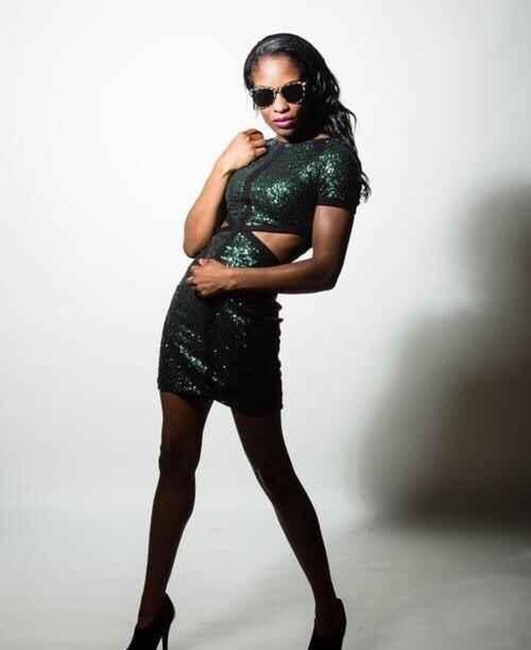 网友:有一非洲黑人到了中国,想买双丝袜,于是……黑人走进店里说:"来