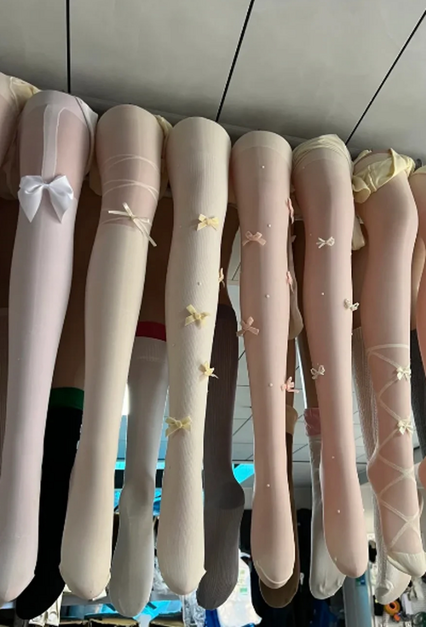 上面还有很多花,感觉好老气呀,这么老气的丝袜有人买吗?