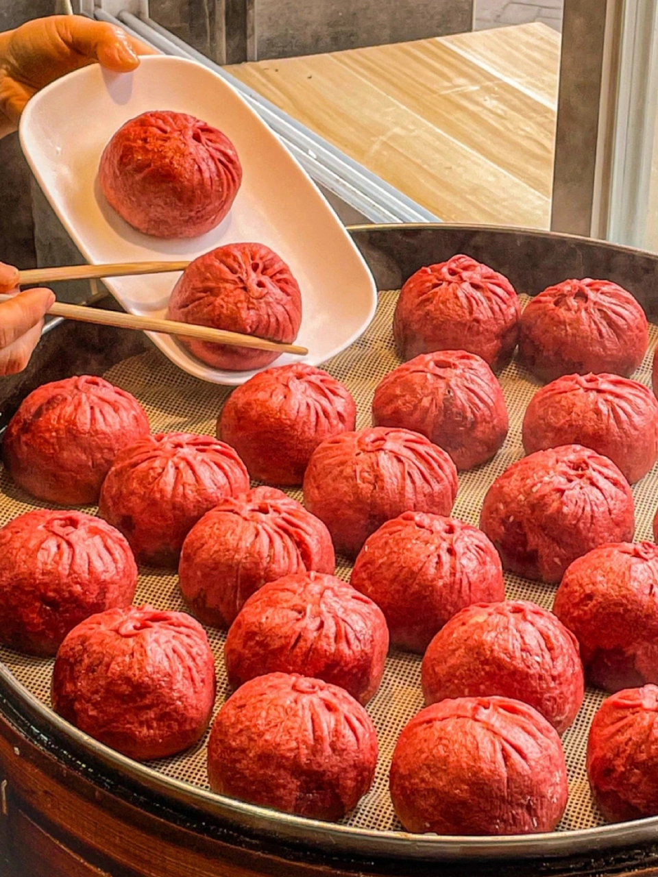 巨巨巨好吃的新年开运红包子天天排队抢…… 新年第一份红运被李与白