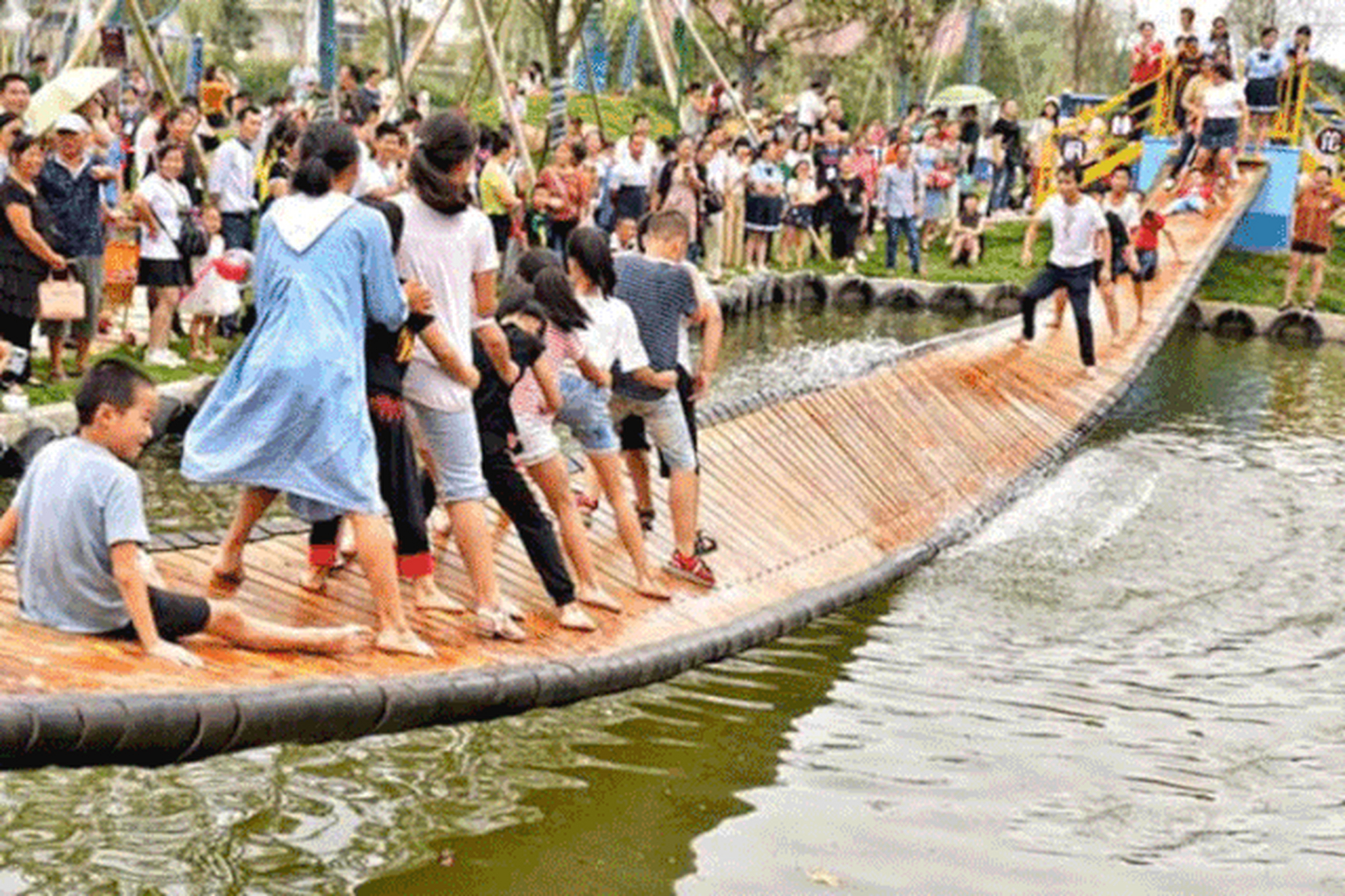 [期待]#旅游# #网红# 摇摆桥经验分享: 1.