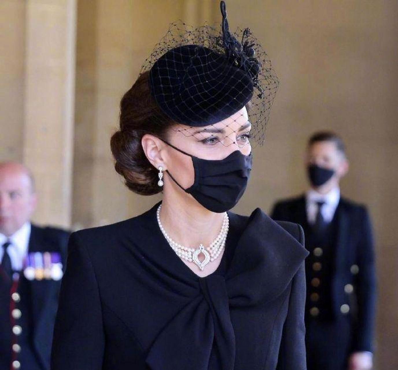 用黑色礼帽回应!