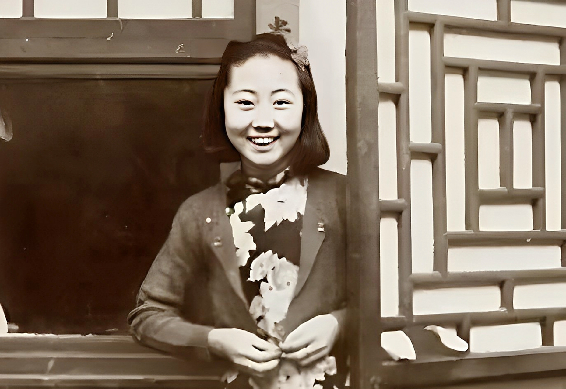 载沣对唐怡莹大发脾气,指责她不顾丈夫,但他却不敢对卢筱嘉下手下脚.