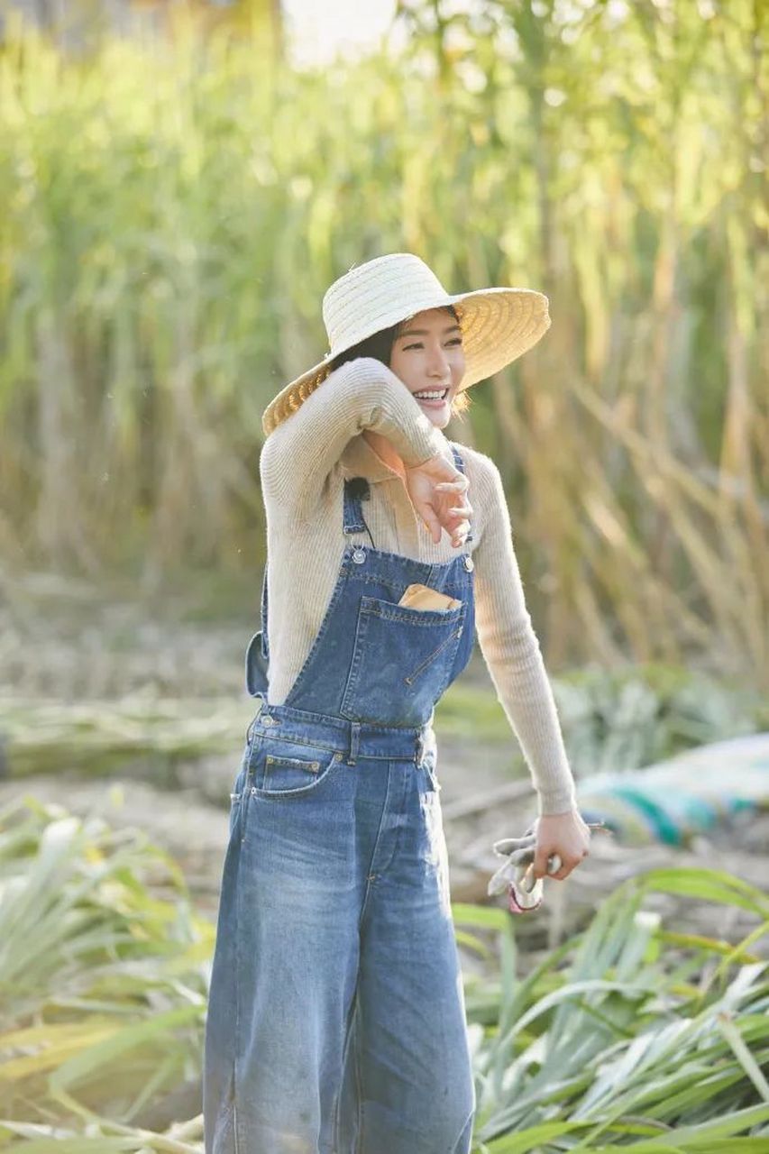 43岁秦岚晒乡村生活,村妇打扮却难贵妇气质,素颜也很美!