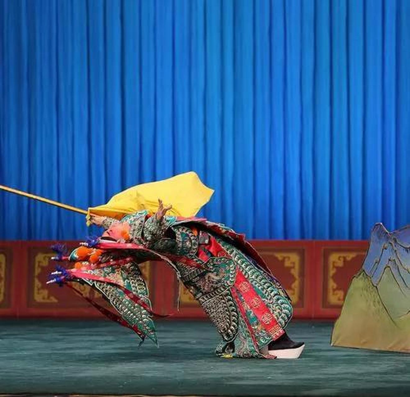 京剧中有一个经典动作"僵尸摔",这个动作是用来表现人物昏厥或死去.