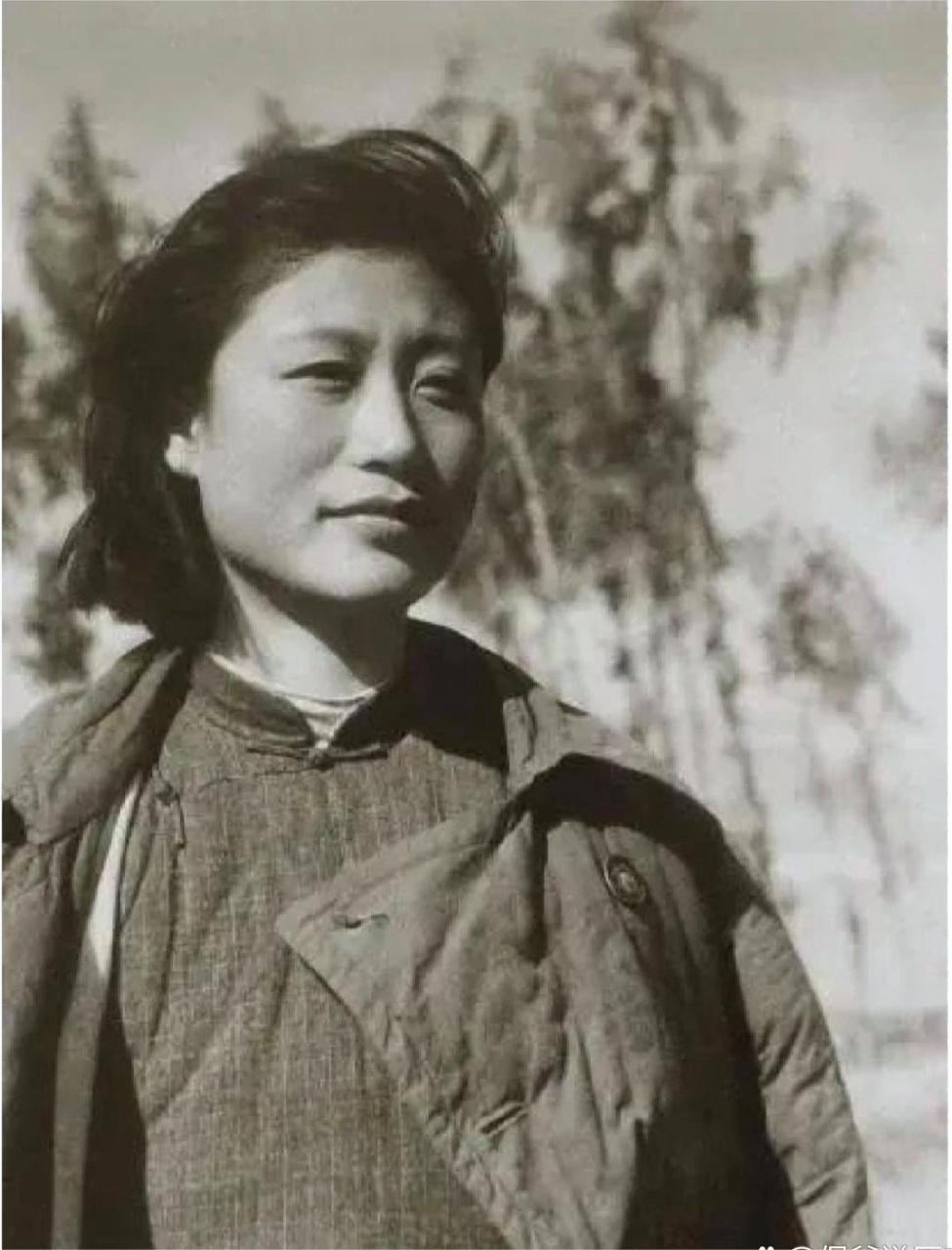 照片中的她是新四军的一枝花,也是开国上将张爱萍的夫人.