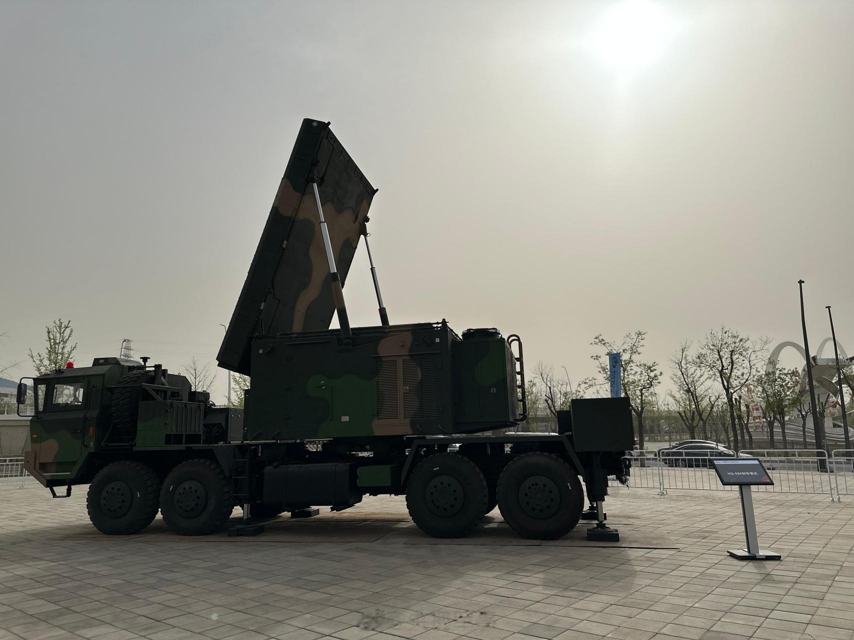 hq9be的制导雷达,没有了hq9a的尾部的操作人员舱,集成到指挥车上去了?