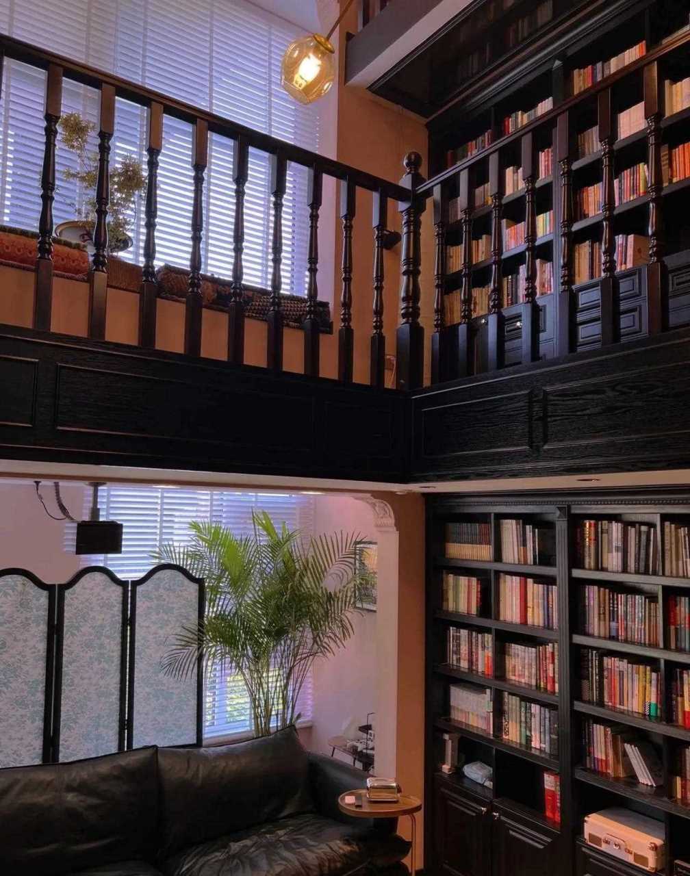 6面书架墙组成真·家庭图书馆 新房子是有挑空的叠拼别墅 我们保留了