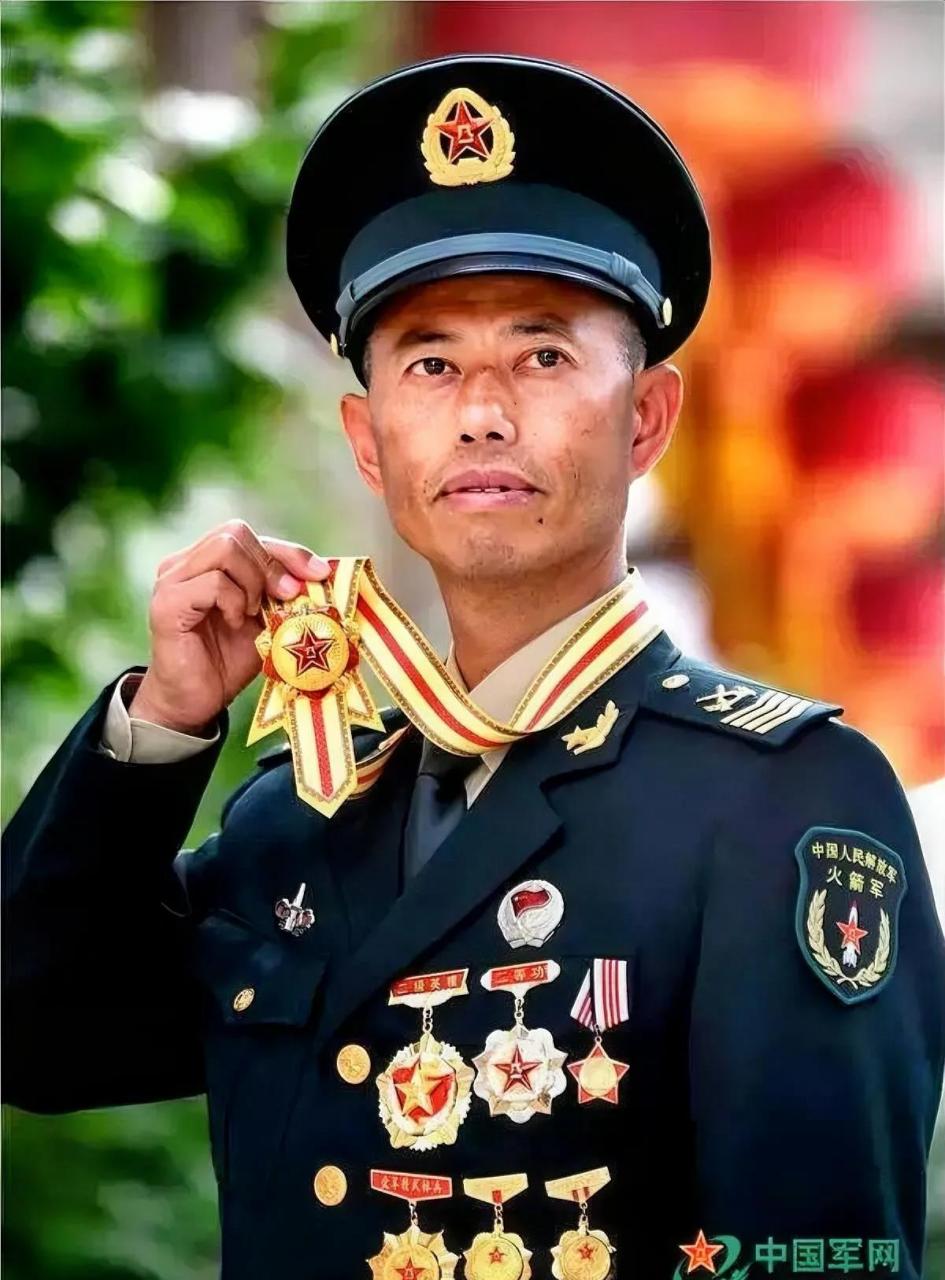 戎装挂满勋章是来之不易的! 用1秒时间为军人点赞!
