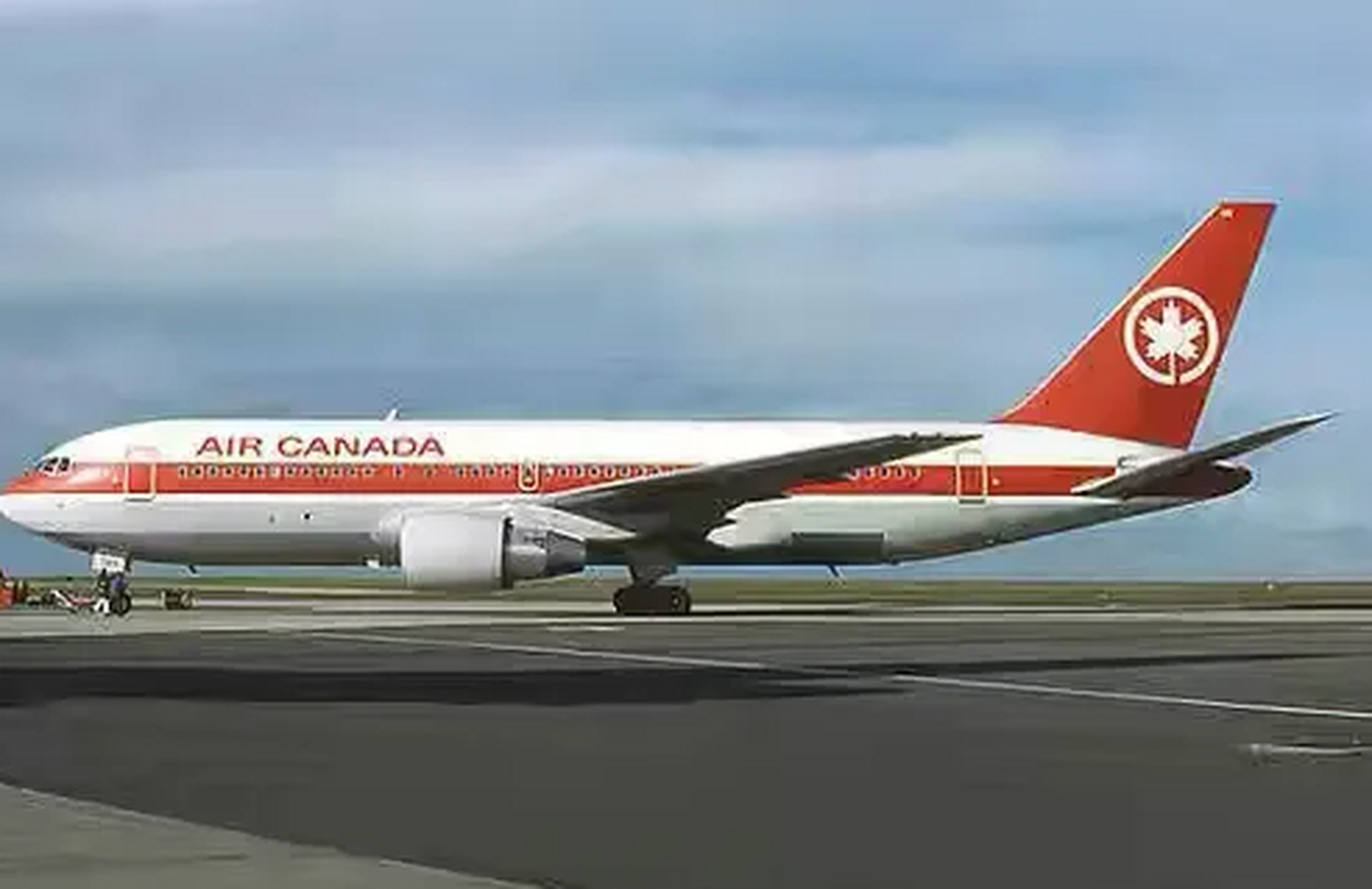1983年7月,一架加拿大航空的波音767客机,在12000米高空飞行时,油箱