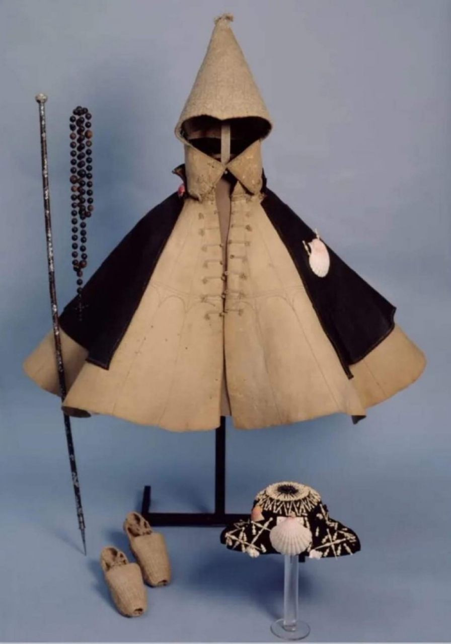 公元 16 世纪的朝圣者服装,由防水外套,羊毛外套,帽子,手杖和念珠组成