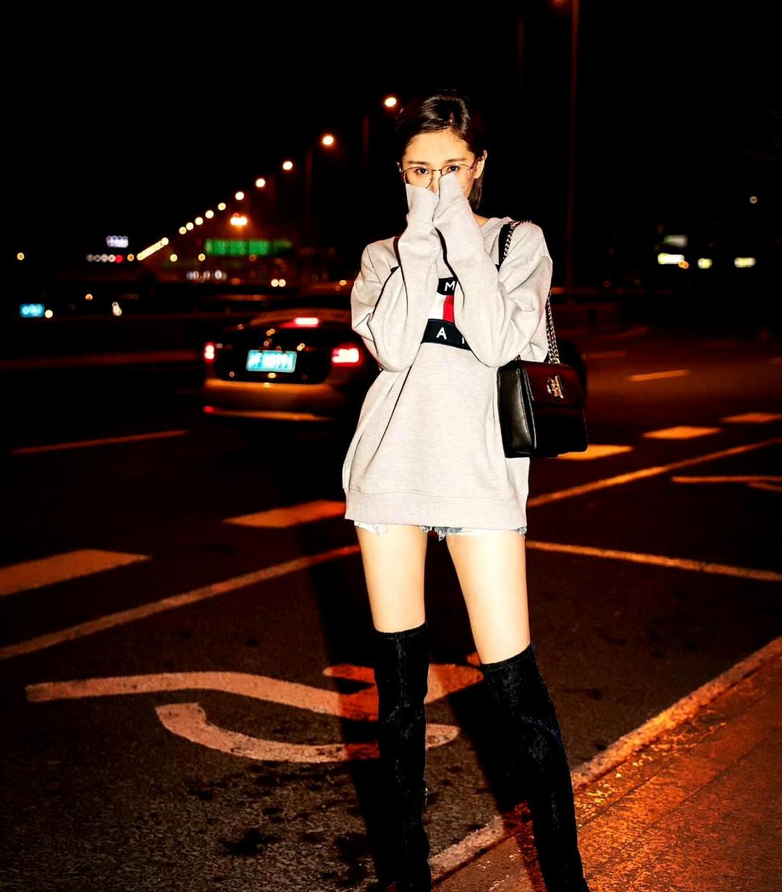 王子文穿着过膝靴,这双鞋让她的腿显得非常长!