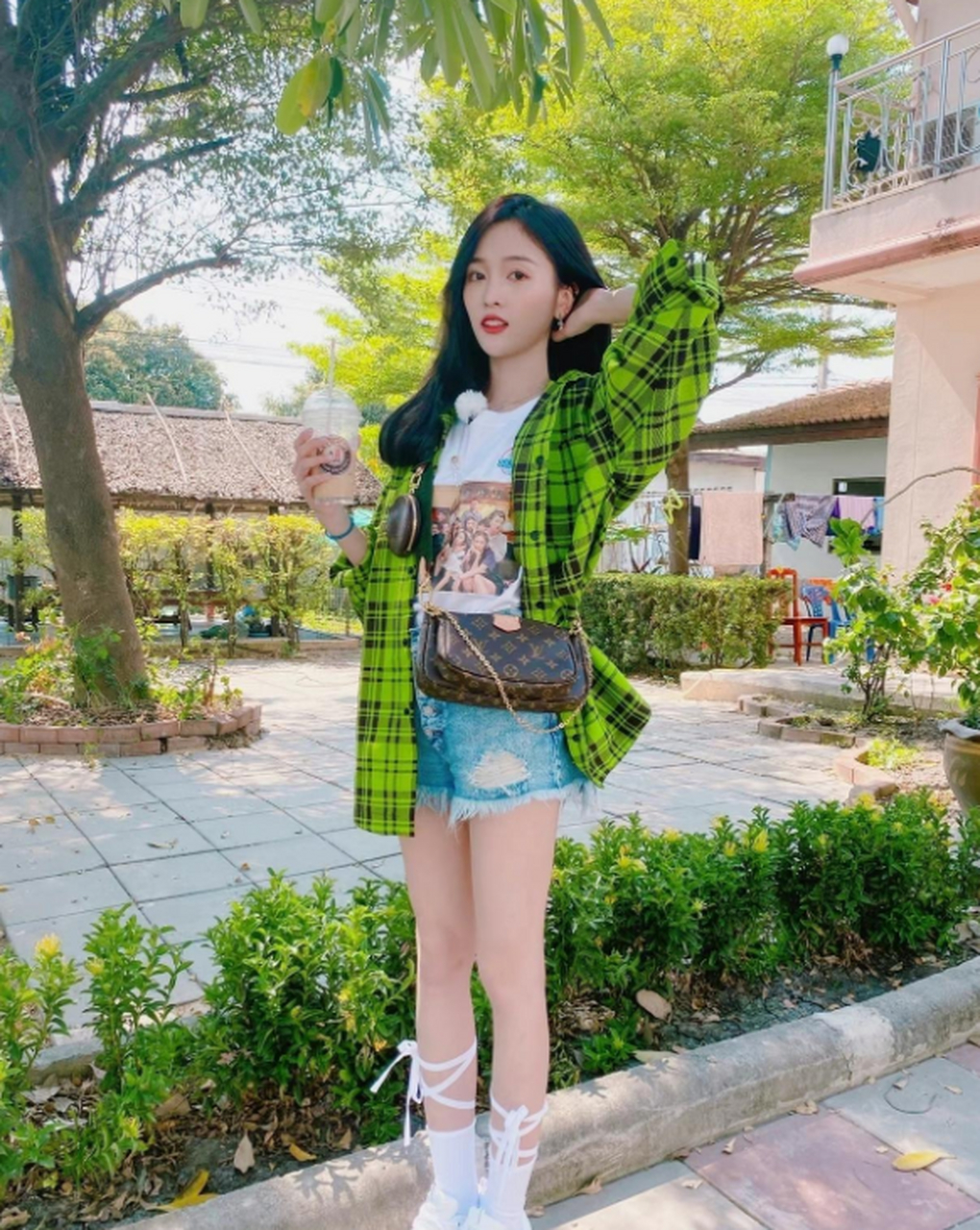 吴宣仪私服,荧光绿格子外套,破洞短裤,加上绑带袜,只有美女才能hold住