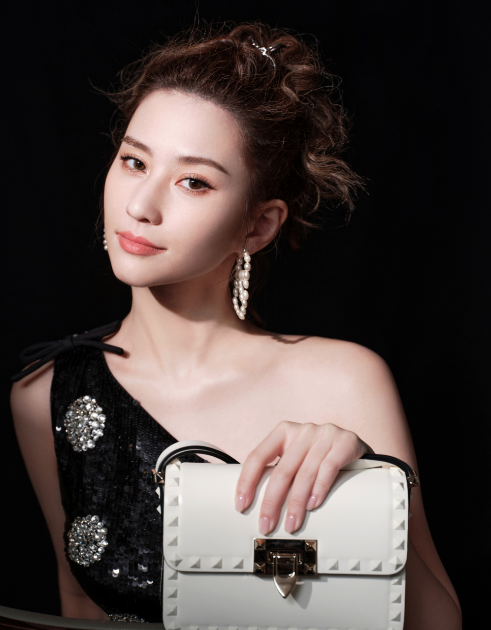 何超莲 黑白波点显法式俏皮, 经典铆钉展个性酷飒!