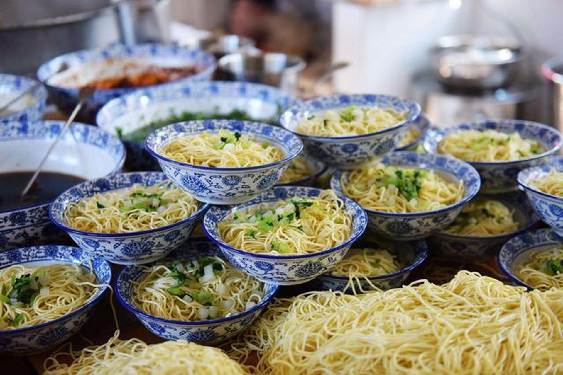 青海第一面——抓面,这可以称得上是青海最具特色的面食了,虽然它在