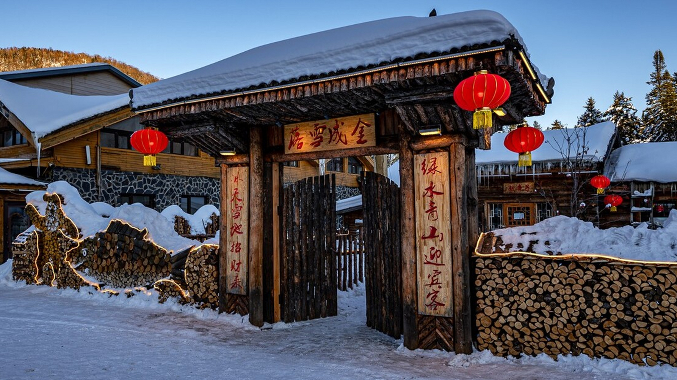 牡丹江市红灯添彩,瑞雪迎宾,11月底,中国雪乡正式开园,连日降雪令雪乡