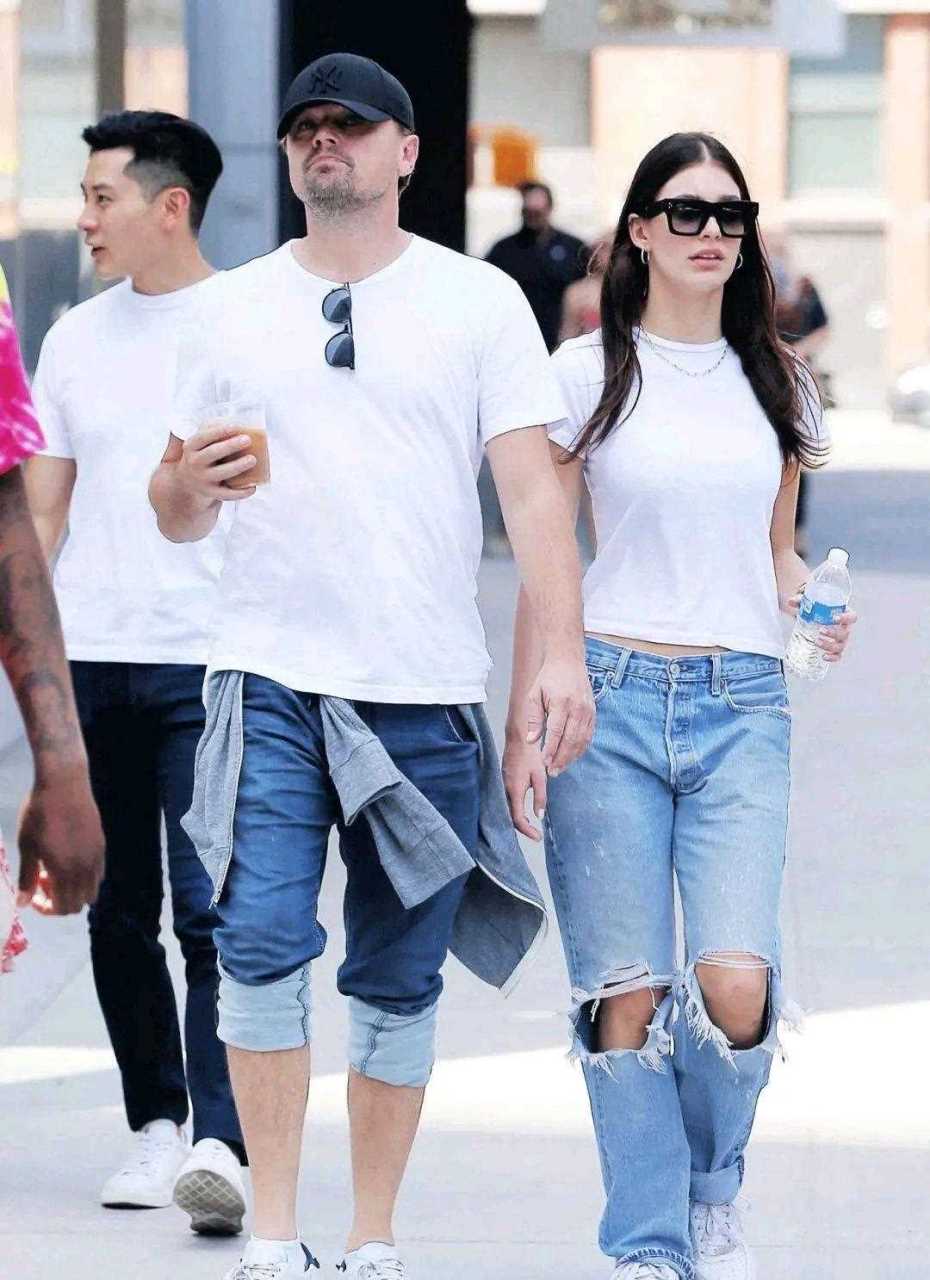 [生日蛋糕] 而卡米拉·莫罗尼这身穿搭,选择了露腰背心 阔腿裤的穿搭