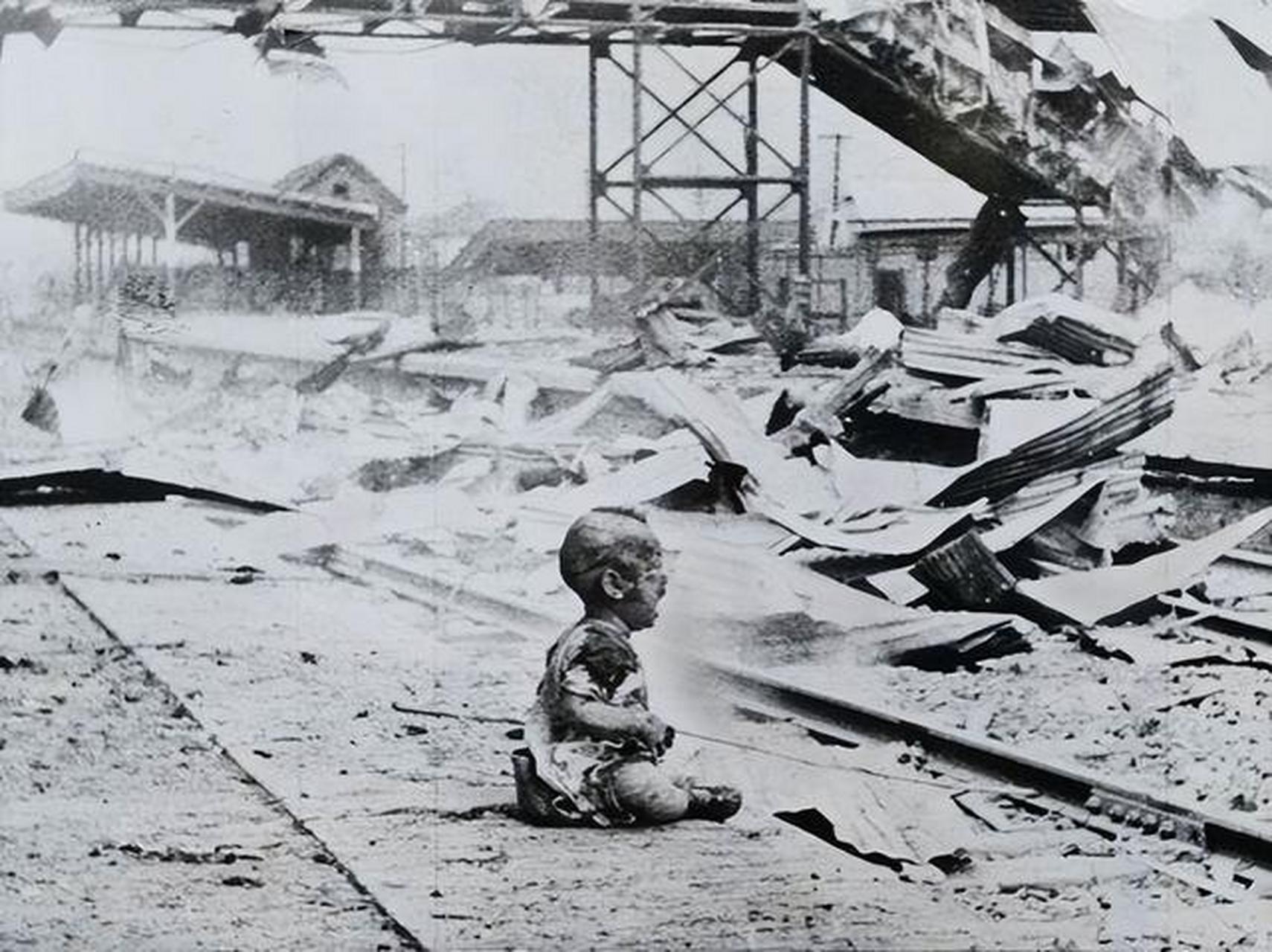 1937年,一张中国孩子独自坐在废墟中哭泣的照片在世界流传开来,每个人