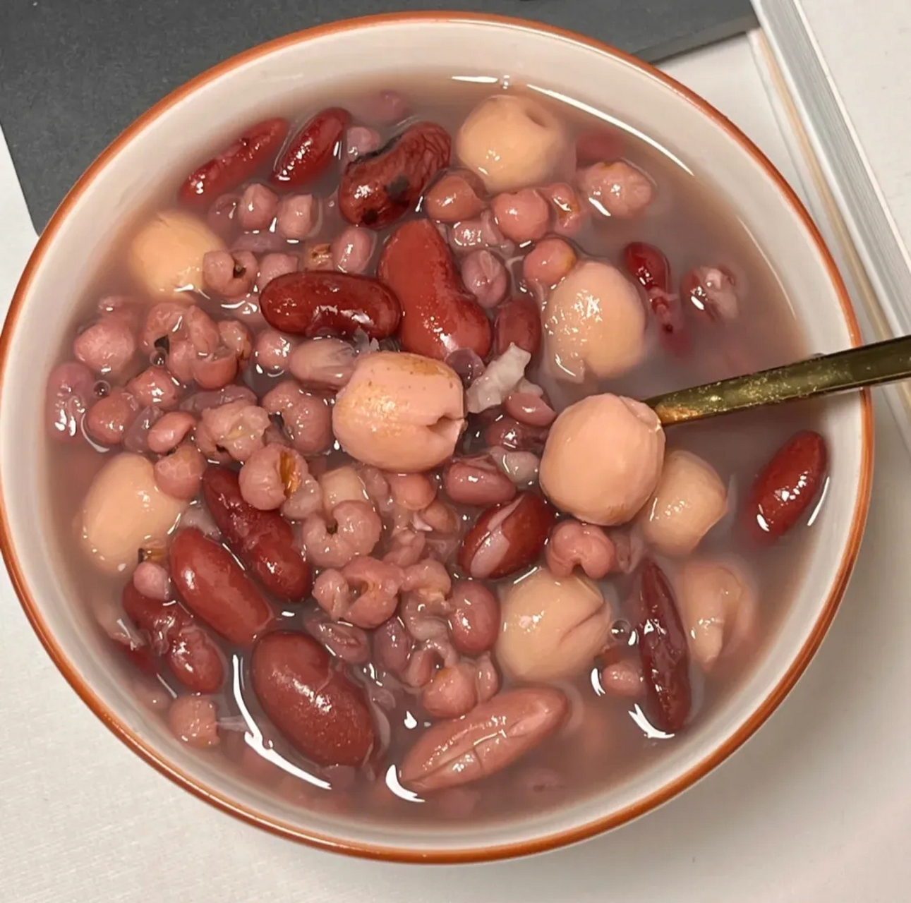 红豆薏米莲子粥,来了两碗.感觉中午不用吃饭了.