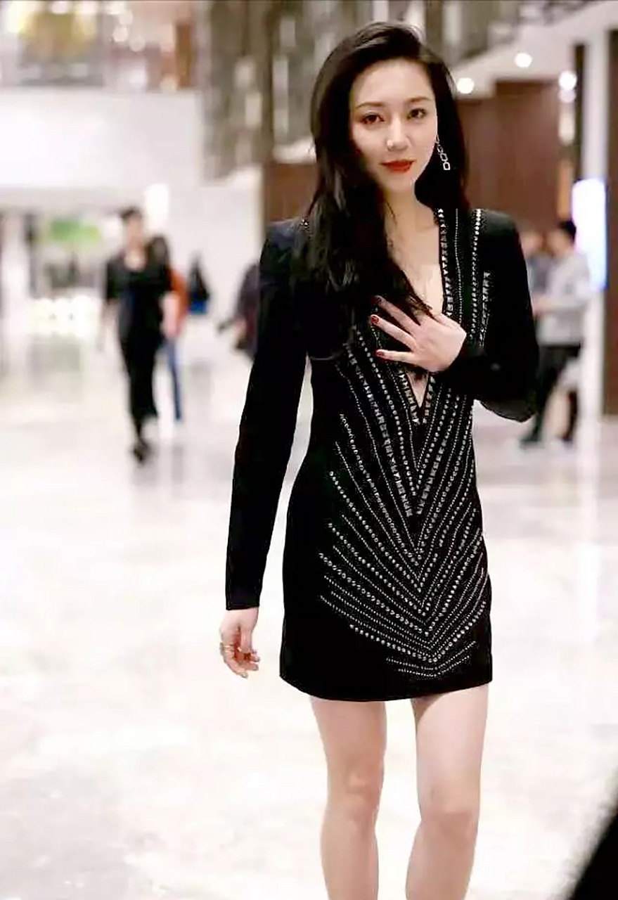 黄梦莹的身材真是"极品",穿深v领礼服亮相,气场不输老板杨幂#九月动态