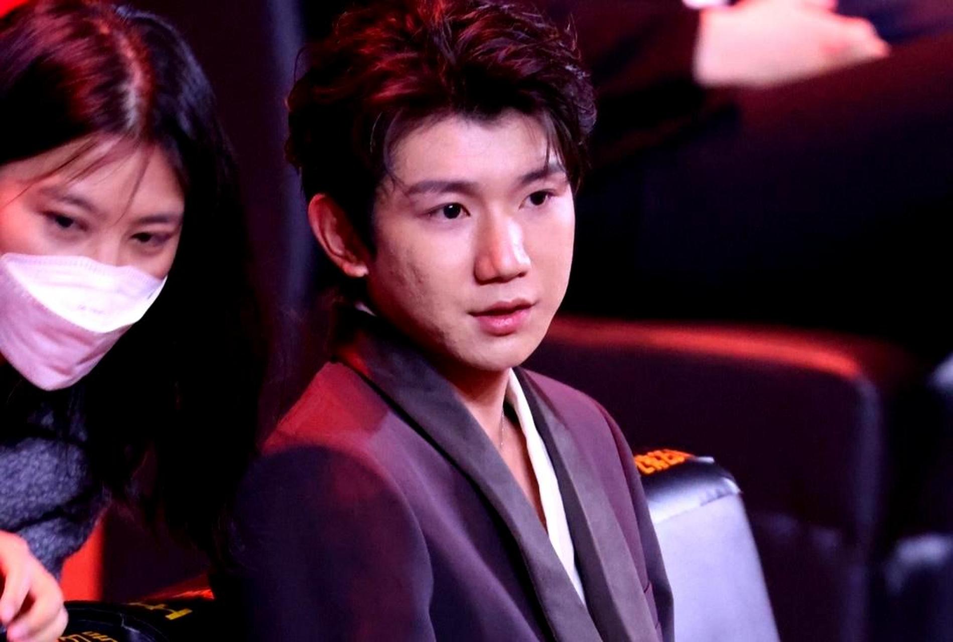 王源的五官非常出色,但他的皮肤状况可能因为工作过度劳累,需要调整作