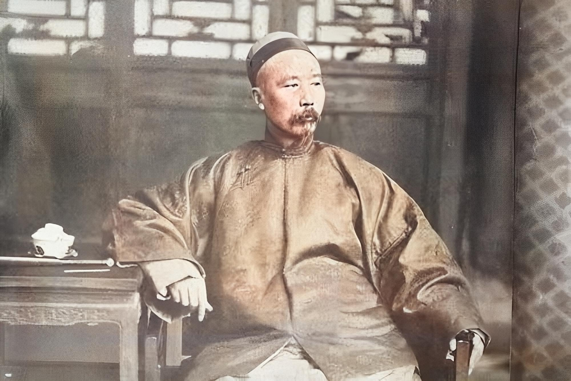 曾国藩年轻时非常傲慢,说话常常很粗鲁.他的嘴得罪了很多人.