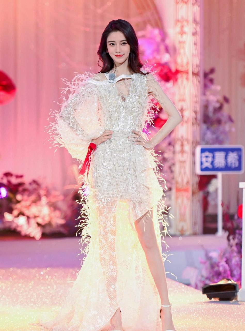 angelababy白色仙女裙,秀出美腿玉足