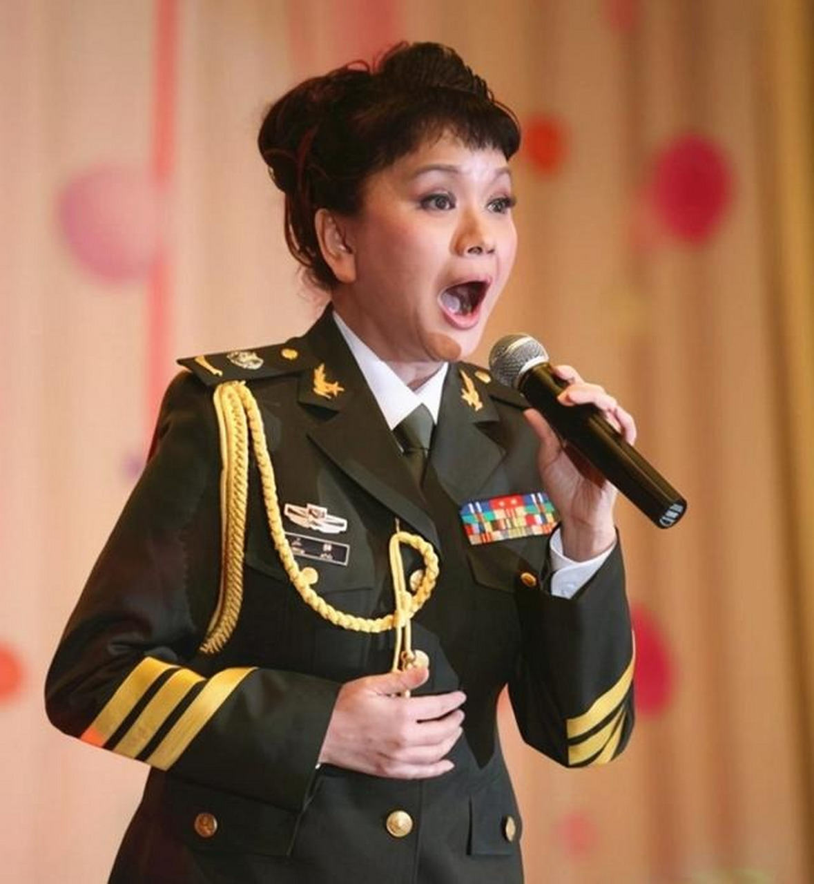 聂云菲在社交平台上晒出了观看围棋比赛的照片,其中还有著名棋手柯洁