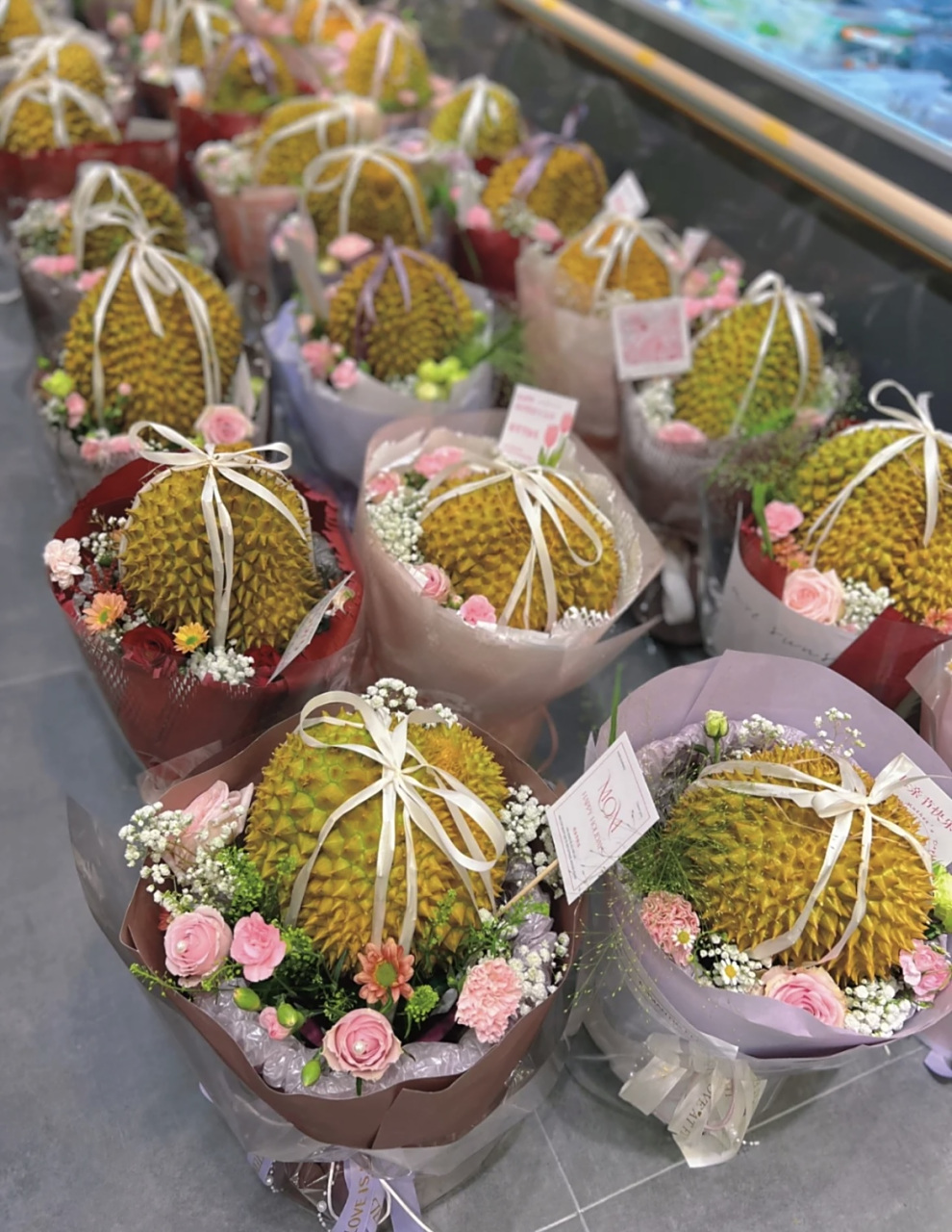 网友:00后也太会了,母亲节送的榴莲花束太有创意了!