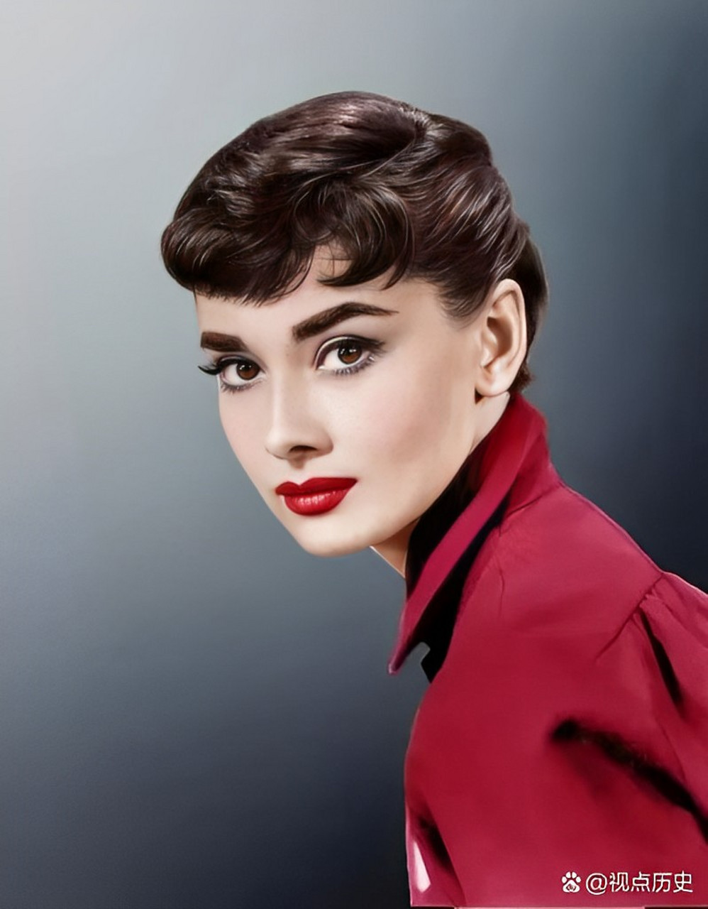 奥黛丽赫本出生在动荡的年代.当我年轻的时候,我的家庭破碎了