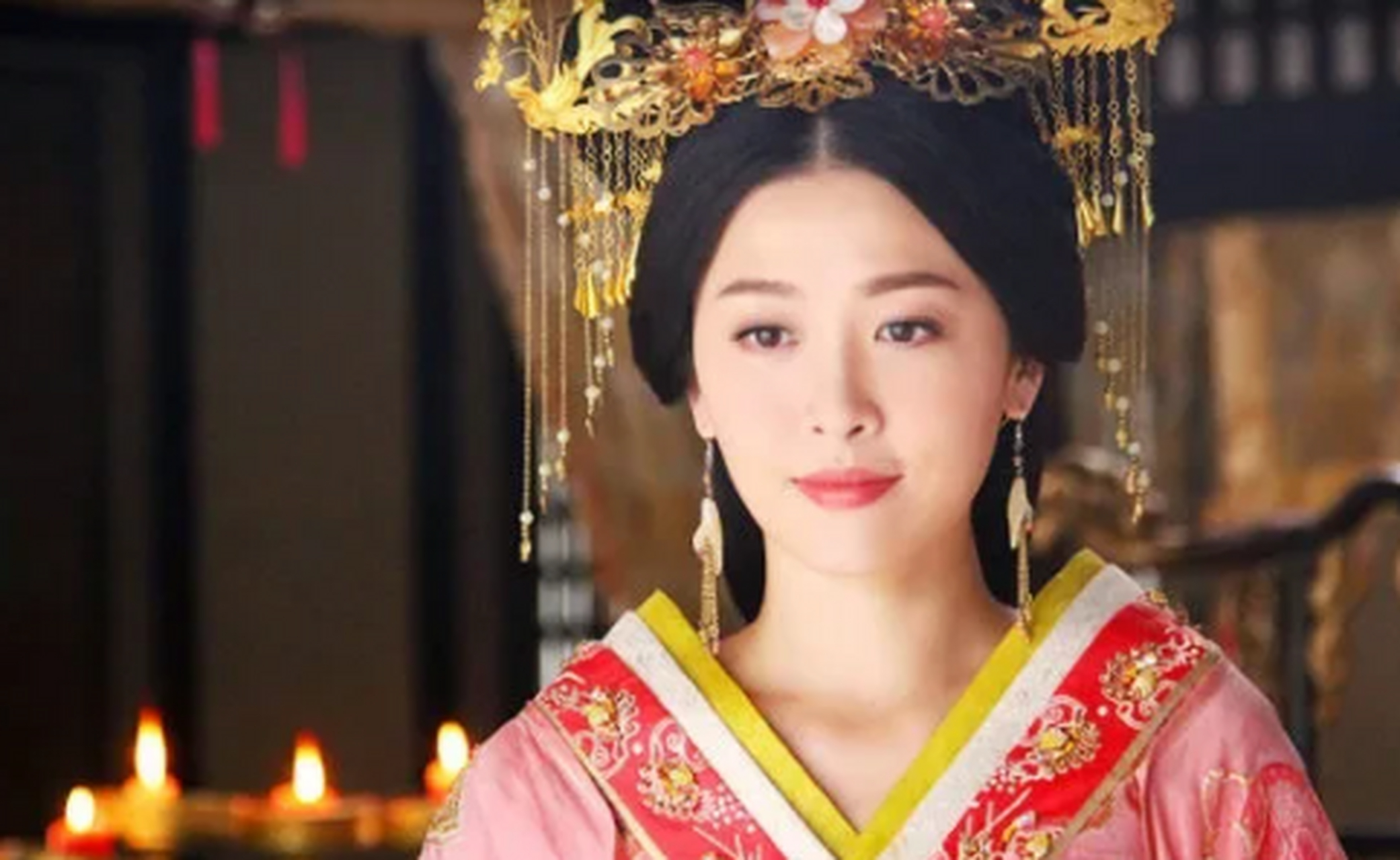 公元635年,长安城梁国公府内传来了一阵喝骂声"姓房的,你带两个狐狸精