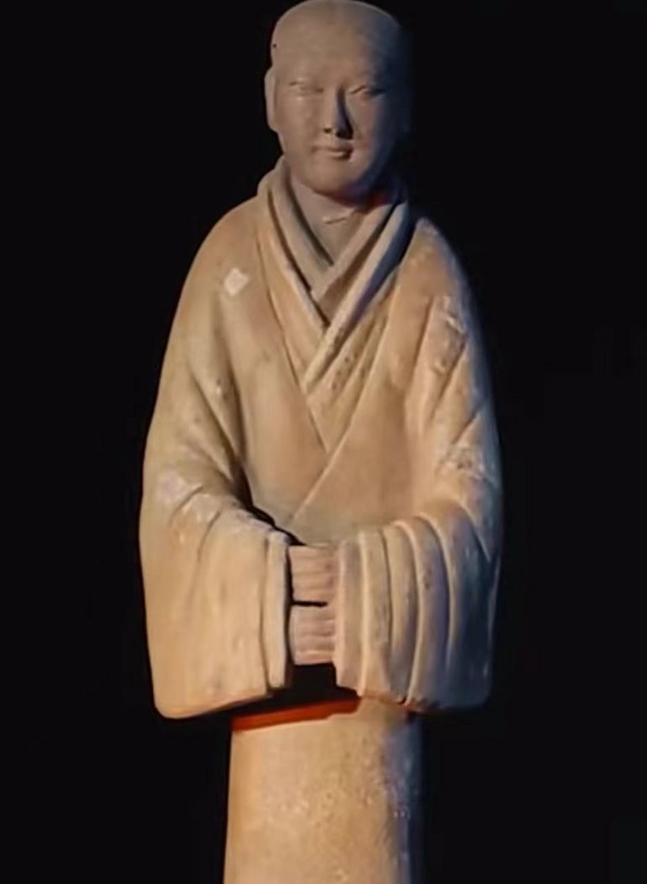 穿"汉服"的陶俑 陕西西安薄太后南陵外藏坑出土了精美的塑衣式陶俑,为