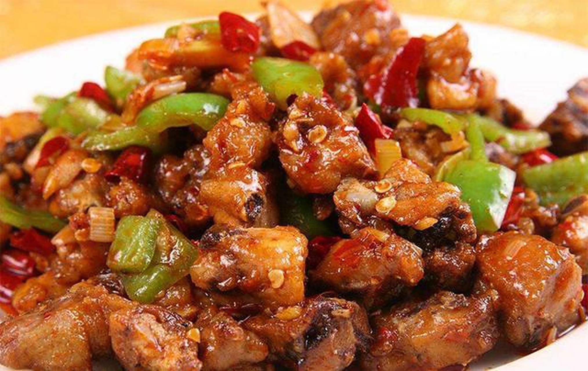 南阳特产—白土岗辣子鸡 白土岗辣子鸡产自南召,是一种地方品牌名吃