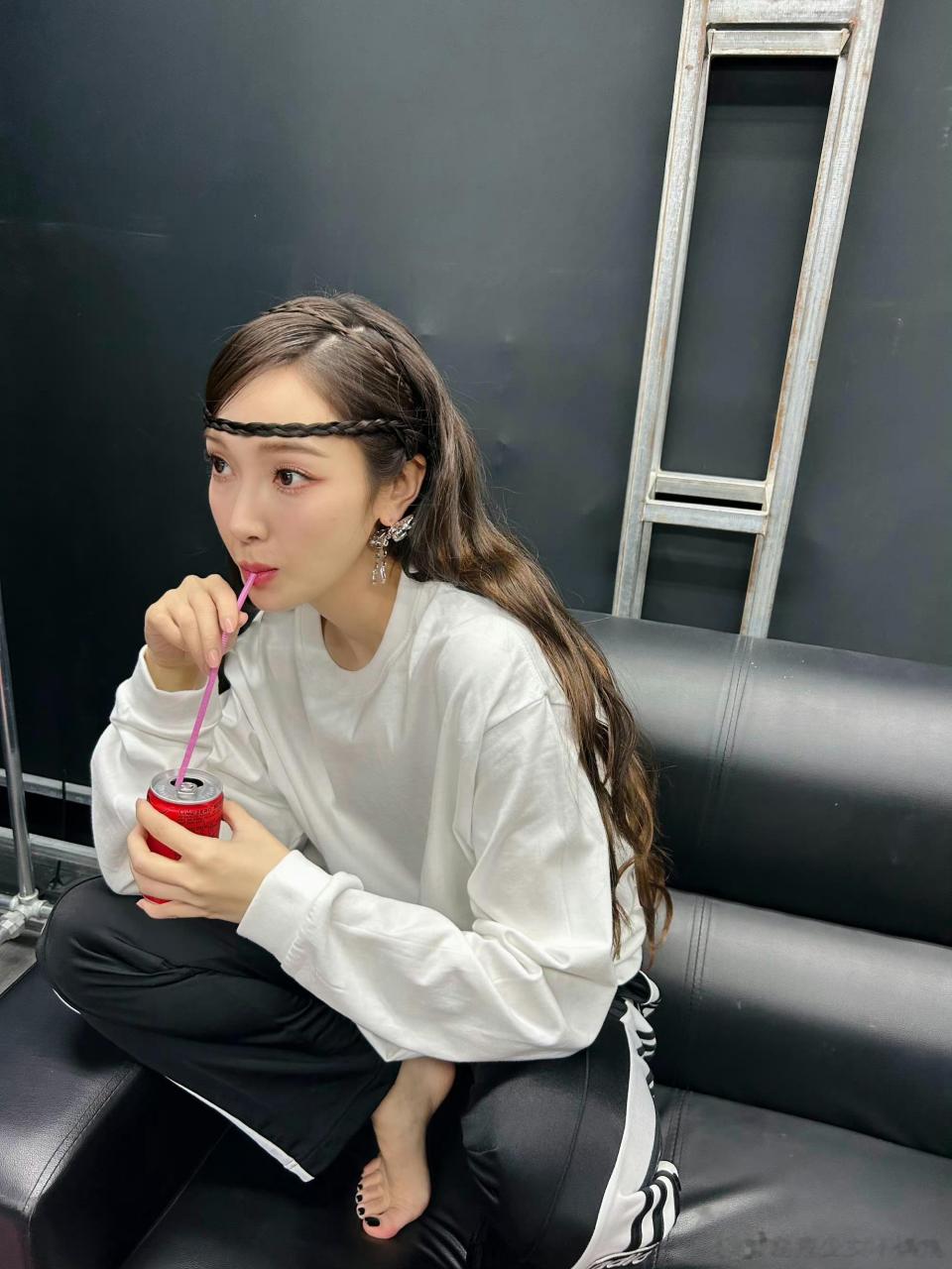 郑秀妍笑得好开心   郑秀妍最新营业照,笑得好开心啊,额头编发太美了!